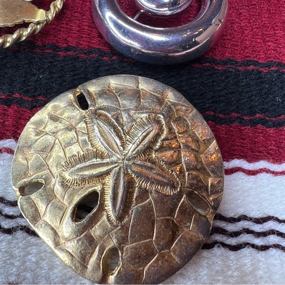 Vintage brooch lot of 5 flower scissors star Sand dollar and music note spiral - Picture 2 of 16